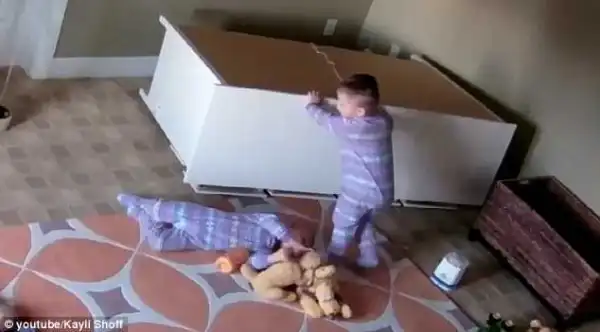 Incredible moment 2-year-old boy saves twin brother after a dresser fell on him (Photo)